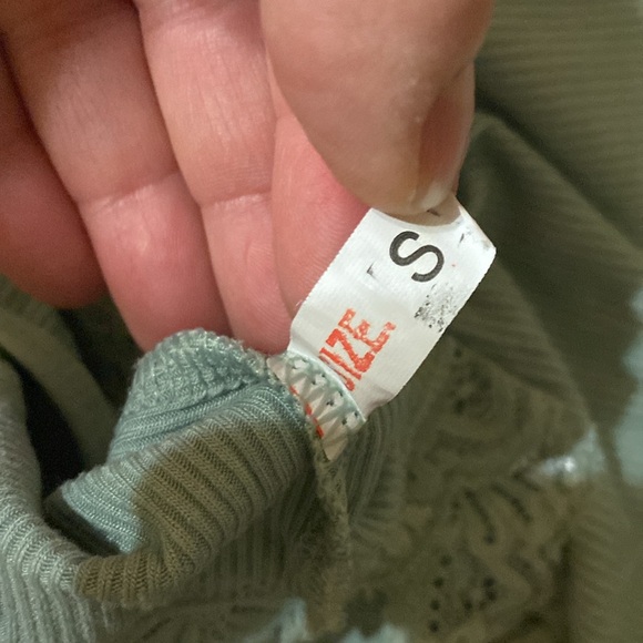 3 Small bralettes. No brand. Excellent used condition - Picture 7 of 9